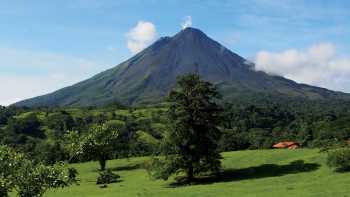 Arenal volcano at La Fortuna, Costa Rica | Sophie Panton