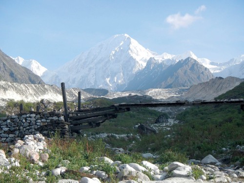 Spectacular views trekking towards Dharapani - <i>Photo: Ray Mustey</i>