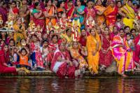Local women on the ghats at Pichola Lake, Udaipur |  <i>Richard I'Anson</i>