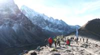 Groups of trekkers standing at the top of Cho La Pass |  <i>Ayla Rowe</i>