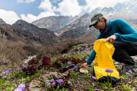 Help us keep the places that inspire us clean by taking part in our 10 Pieces litter initiative |  Lachlan Gardiner
