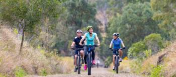 Ride with friends on the Brisbane Valley Rail Trail | Tourism and Events Queensland