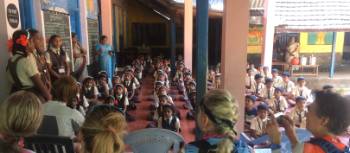 Children welcoming a group of cyclists at their school in India | Els van Veelen