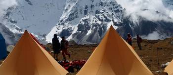 Setting up camp at the base of Kongama La on the Everest High Passes Trek | Gavin Yeates